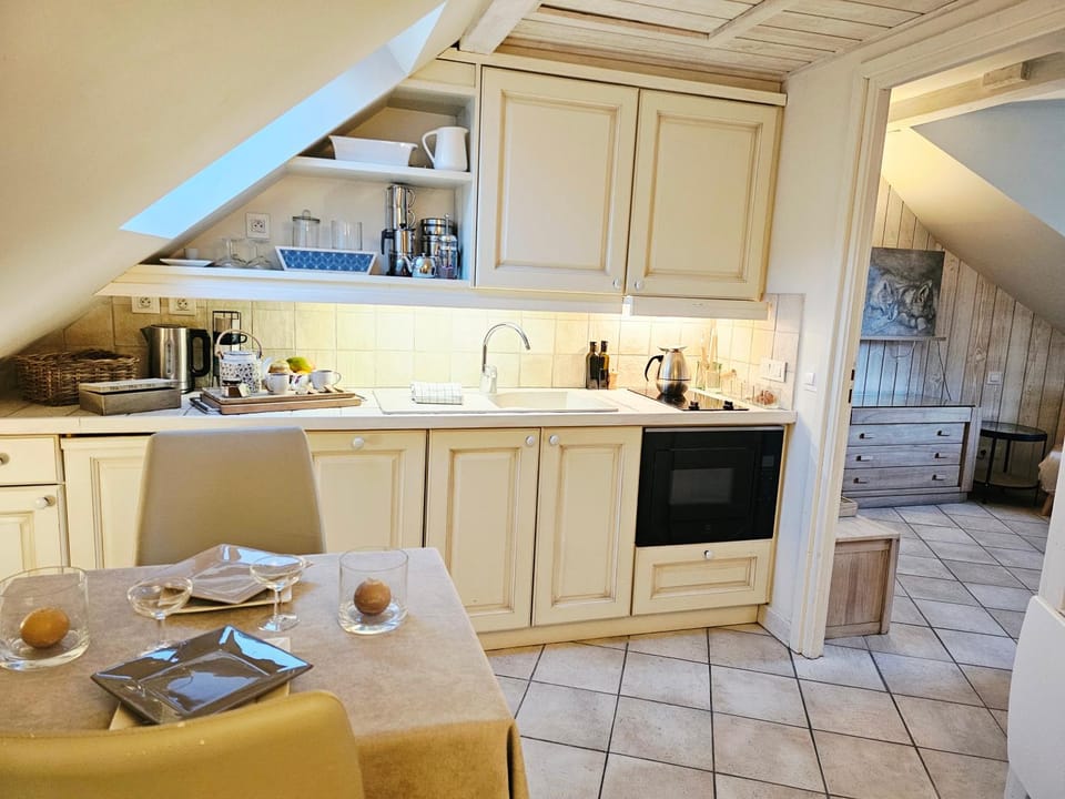 Coffee/tea facilities, Kitchen or kitchenette, Dining area, dishwasher, stove