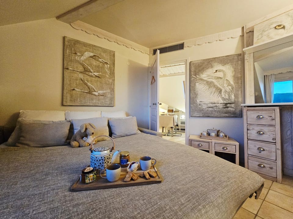 Photo of the whole room, Bedroom