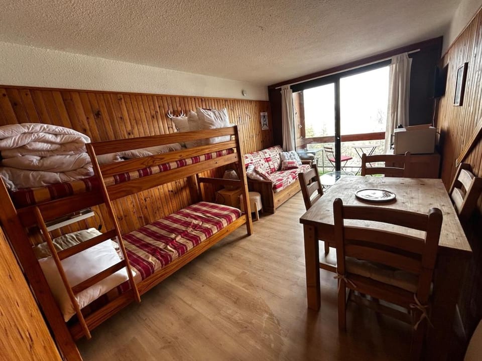 Communal lounge/ TV room, Photo of the whole room, bunk bed