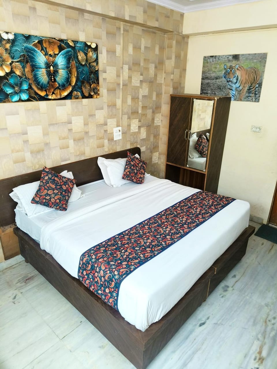 Photo of the whole room, Bedroom, wardrobe