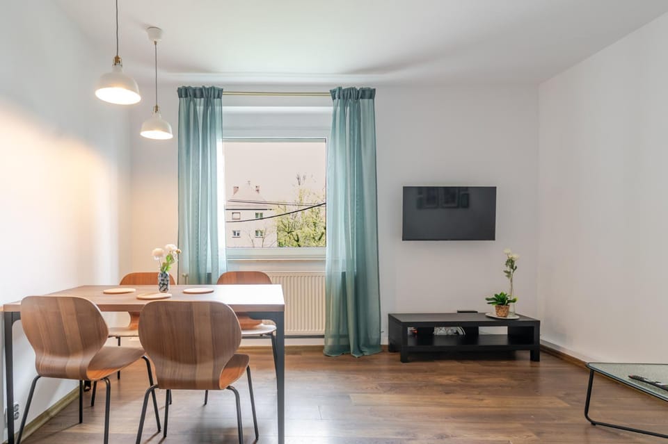 Communal lounge/ TV room, TV and multimedia, Living room, Seating area, Dining area, Evening entertainment