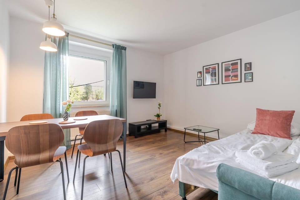 Bed, TV and multimedia, Living room, Photo of the whole room, Seating area, Dining area, Evening entertainment