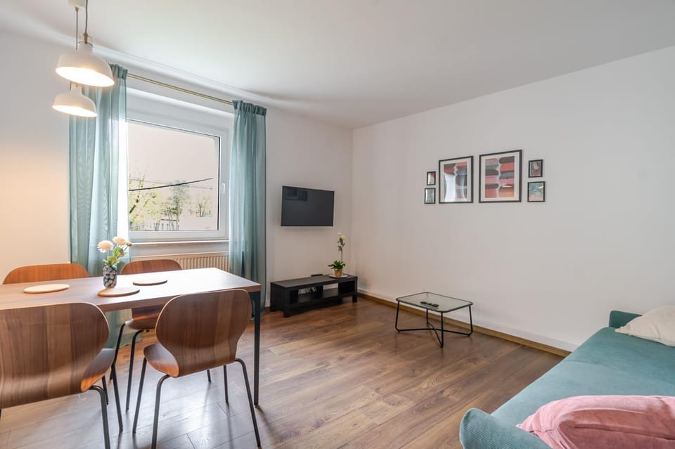 TV and multimedia, Living room, Seating area, Dining area, Evening entertainment