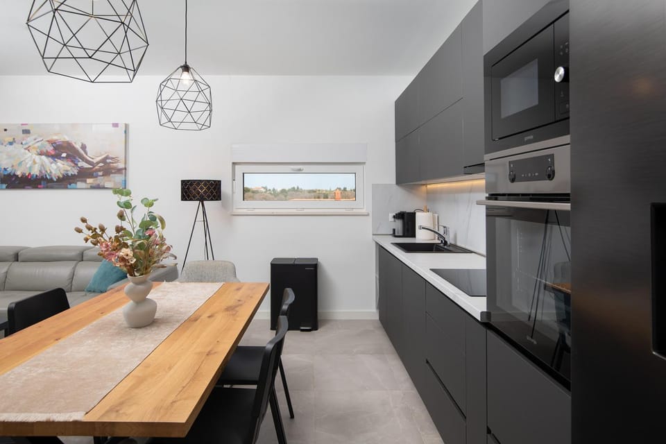 Dining area, kitchen