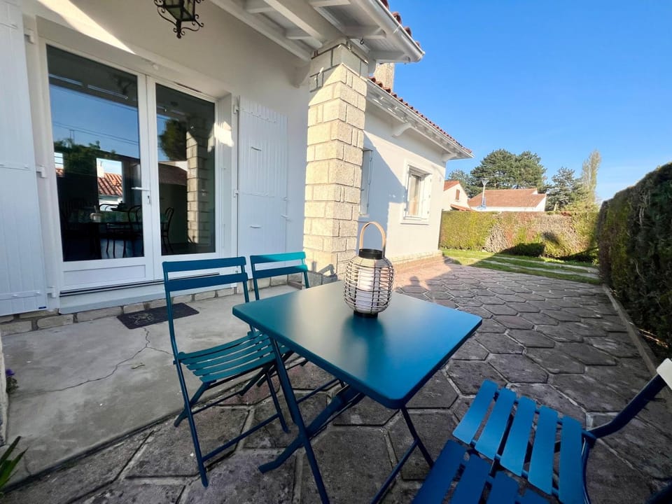 Property building, Patio, Day, Balcony/Terrace, Dining area
