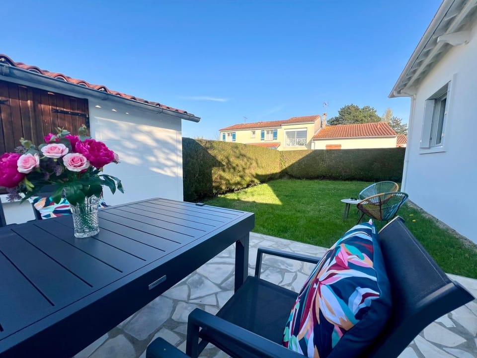 Patio, Spring, Day, Garden, Balcony/Terrace, Dining area, Garden view