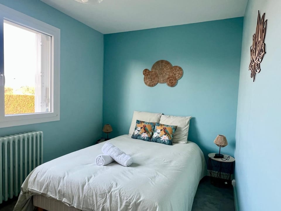 Bed, Photo of the whole room, Bedroom, towels