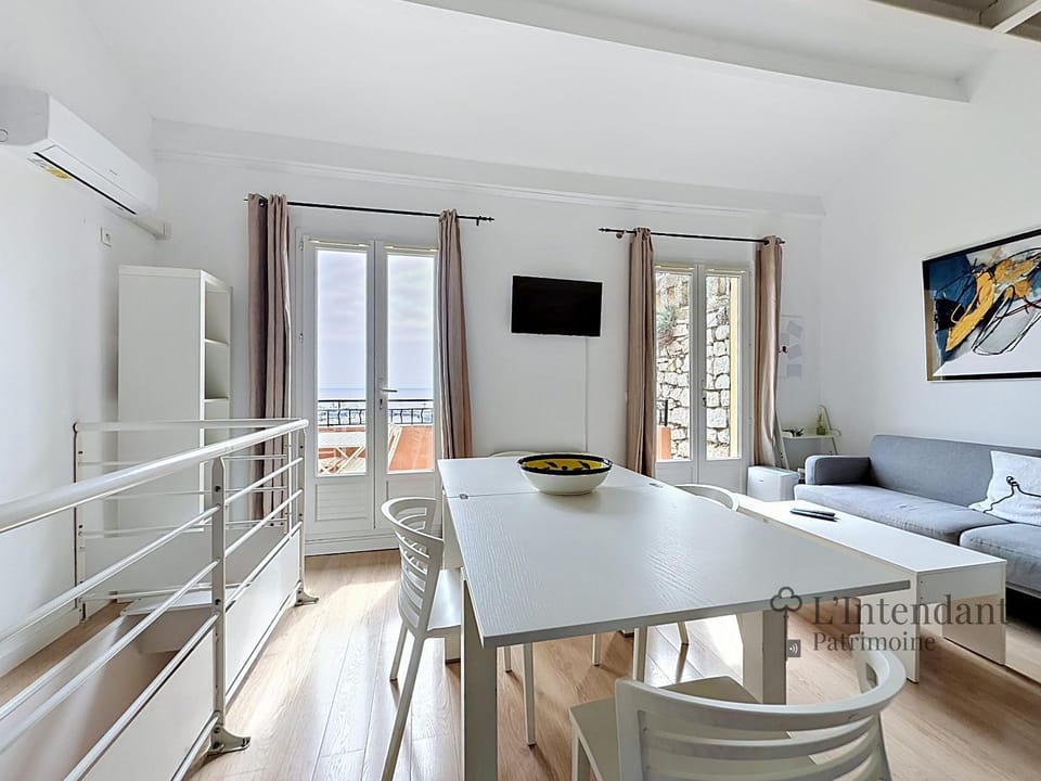Living room, Meals, air conditioner