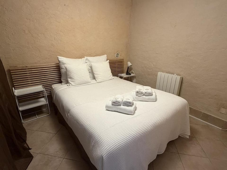 Bed, Bedroom, towels