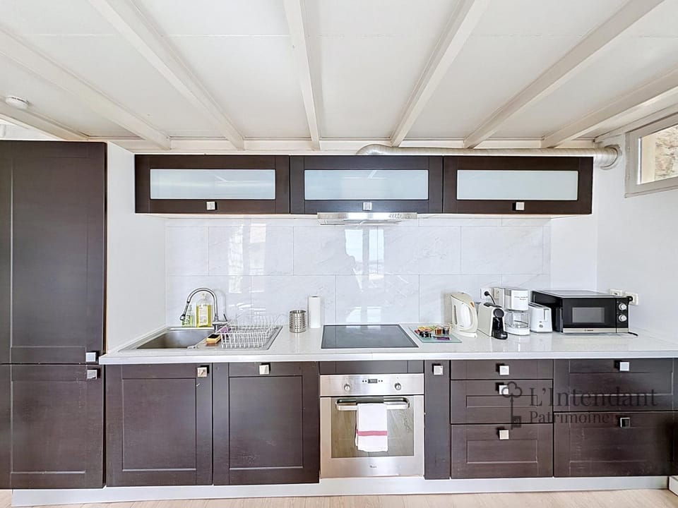 Coffee/tea facilities, microwave, oven, stove, kitchen