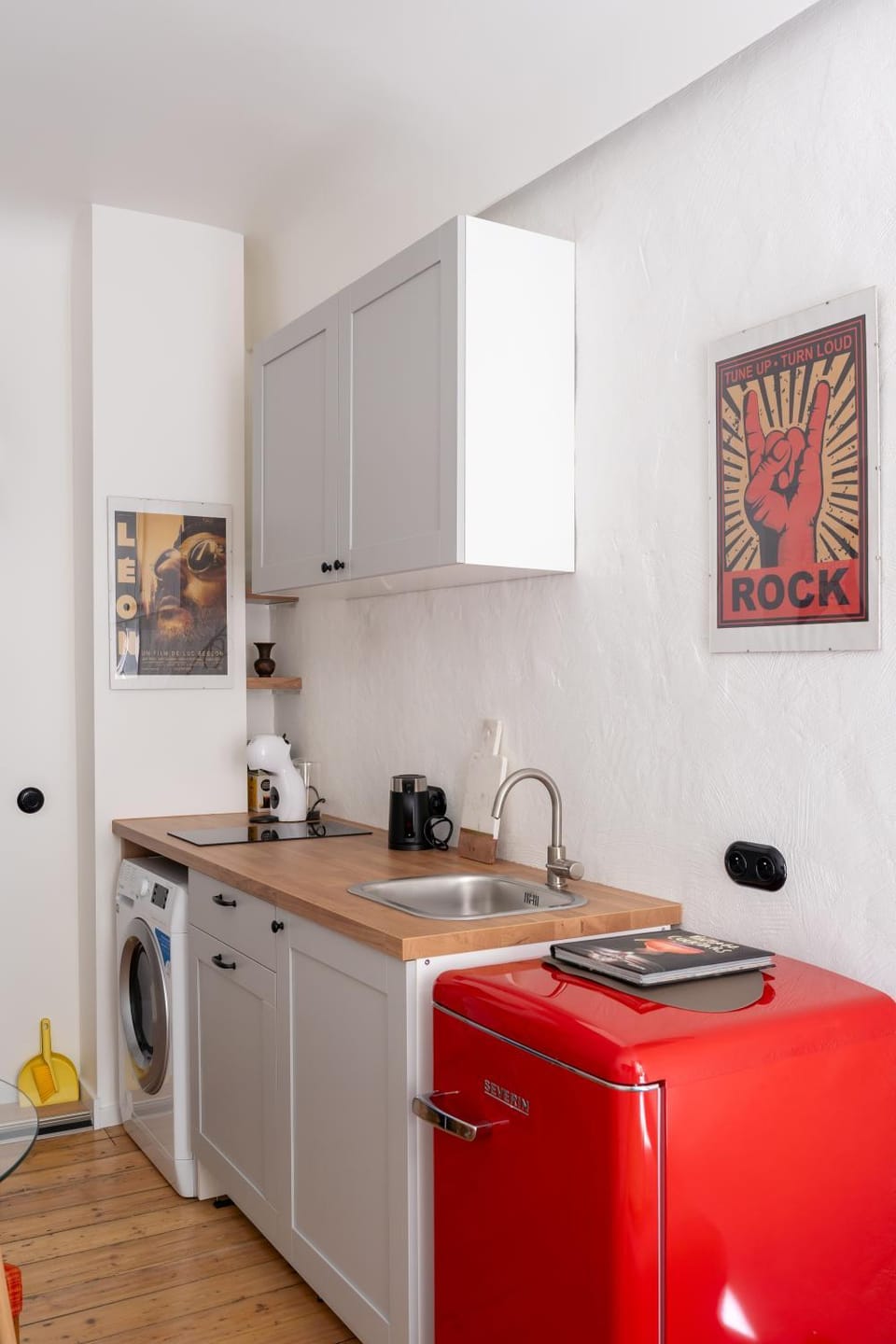 Kitchen or kitchenette, dishwasher, stove