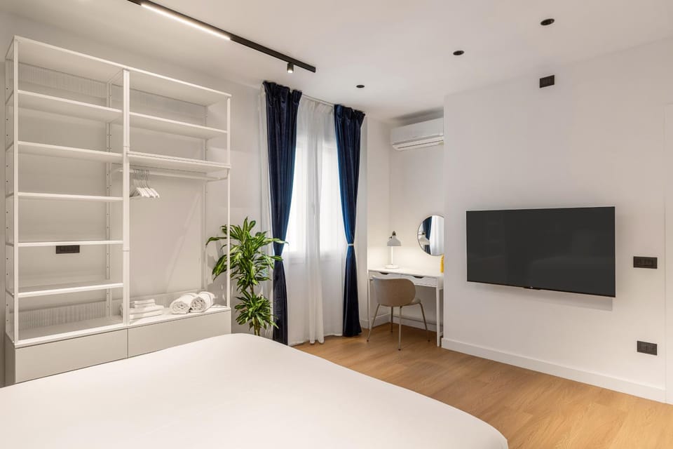 Bed, TV and multimedia, Photo of the whole room, Evening entertainment, Bedroom, wardrobe, air conditioner