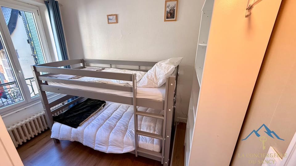 Photo of the whole room, bunk bed