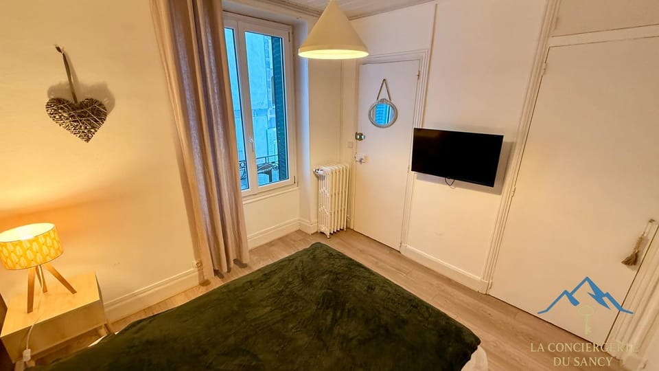 Bed, TV and multimedia, Photo of the whole room, Bedroom