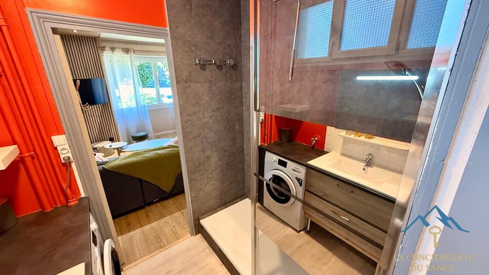 Bathroom, washing machine