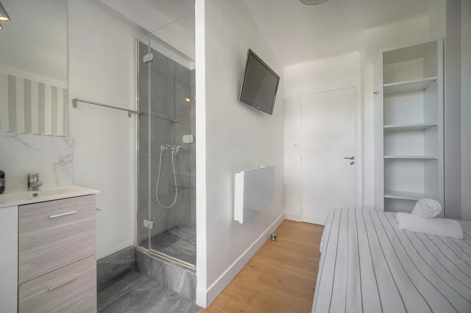 FRGK 2BR CIRODDE Terrace Quiet Center AC Ultra Fast Wi-Fi Apartment in Cannes