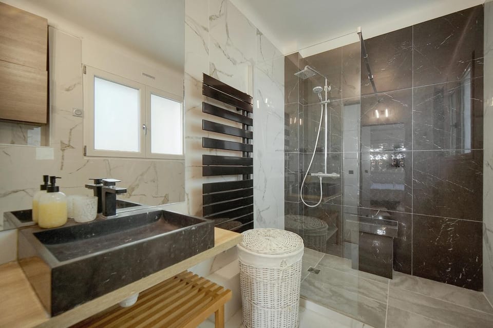 FRGK 2BR CIRODDE Terrace Quiet Center AC Ultra Fast Wi-Fi Apartment in Cannes