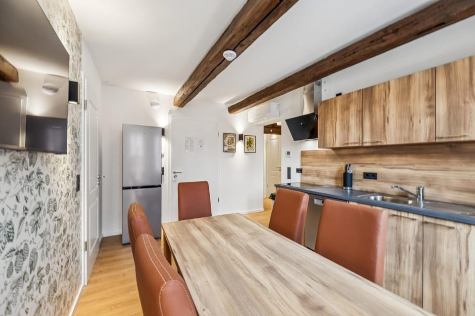 TV and multimedia, Kitchen or kitchenette, Seating area, Dining area, stove