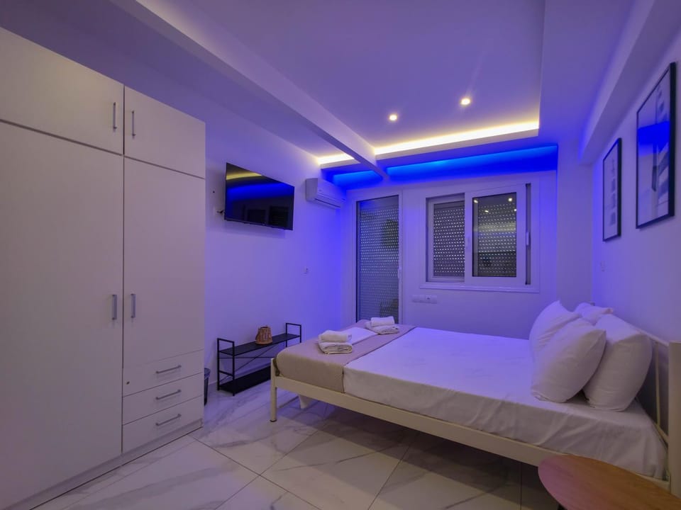 Bed, TV and multimedia, Bedroom, towels, air conditioner