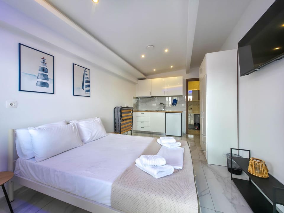 Bed, TV and multimedia, Kitchen or kitchenette, Bedroom, towels