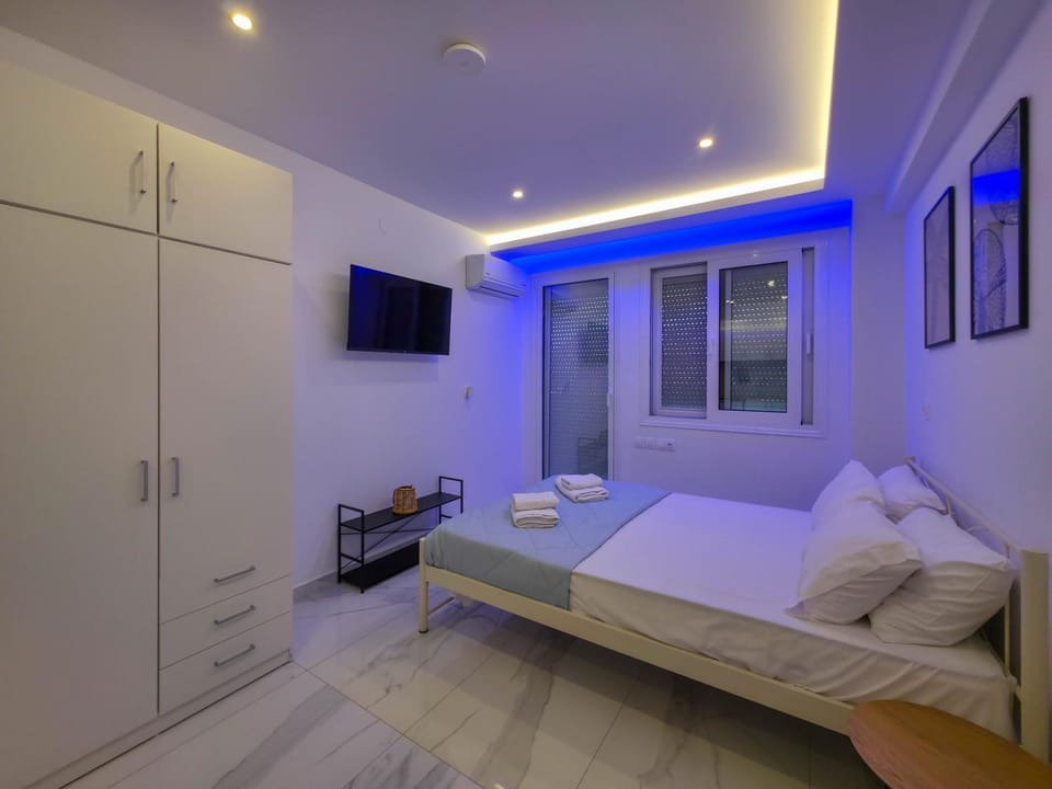 Bed, TV and multimedia, Bedroom, towels, air conditioner