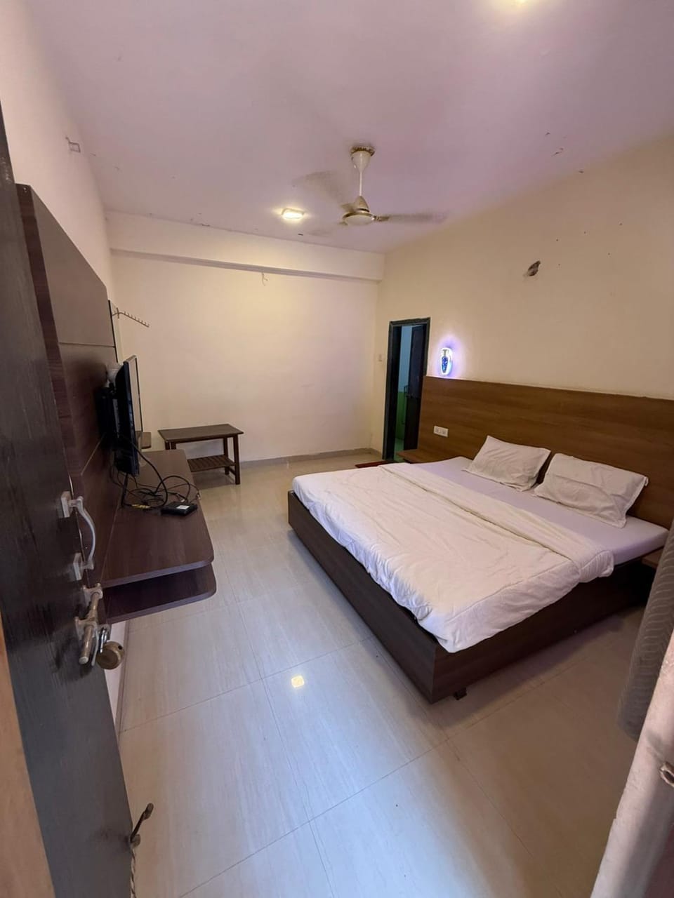 Bed, TV and multimedia, Photo of the whole room, Bedroom