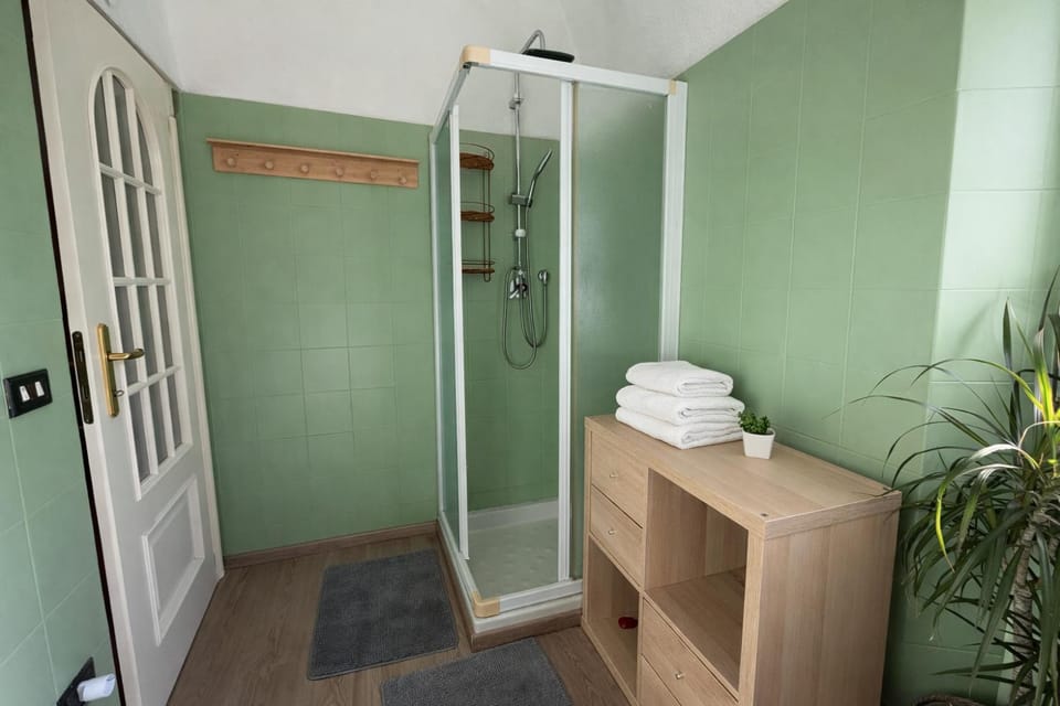 Shower, Bathroom, towels