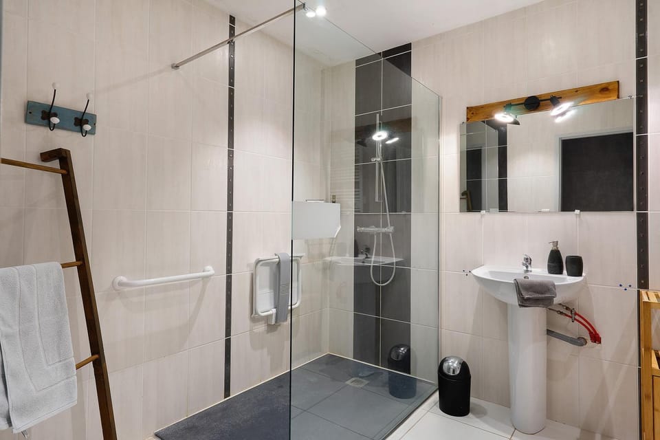Bathroom, Living room