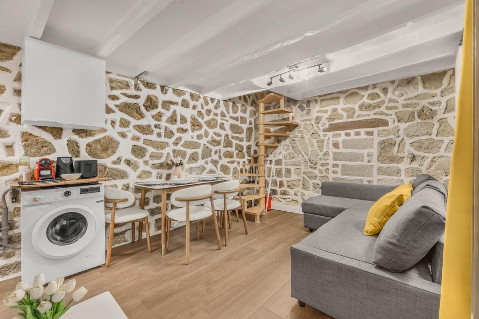 Bed, Living room, Seating area, Dining area, washing machine