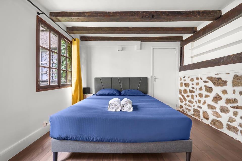 Bed, Bedroom, towels