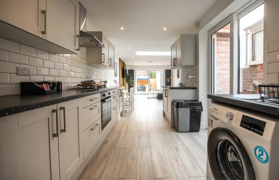 Open Mind Property- Stylish 5BR, Hot Tub & Parking House in Portsmouth
