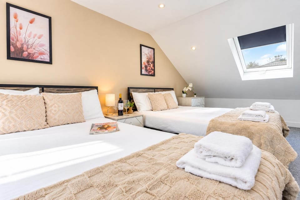 Open Mind Property- Stylish 5BR, Hot Tub & Parking House in Portsmouth