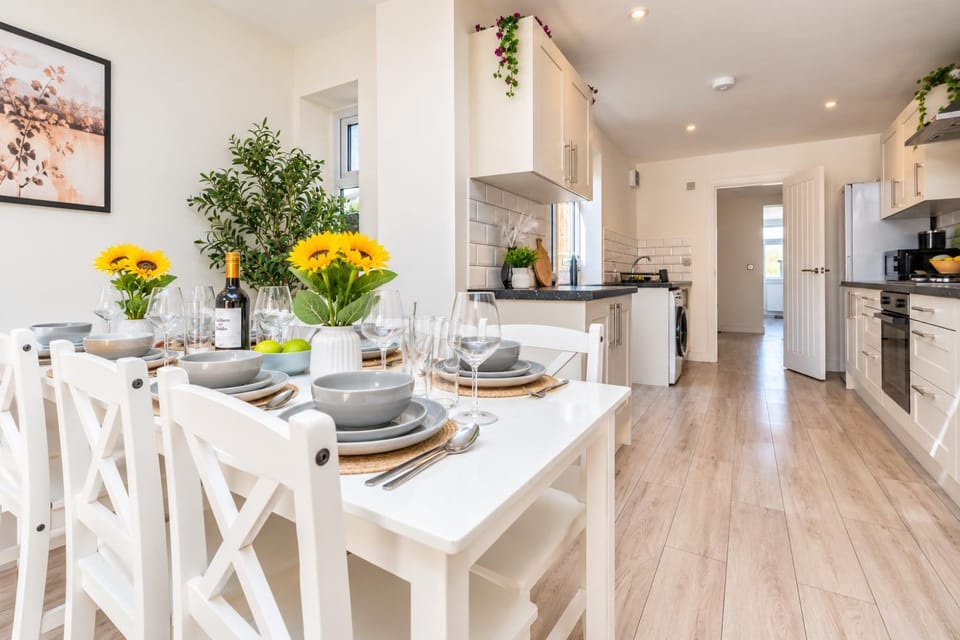 Open Mind Property- Stylish 5BR, Hot Tub & Parking House in Portsmouth