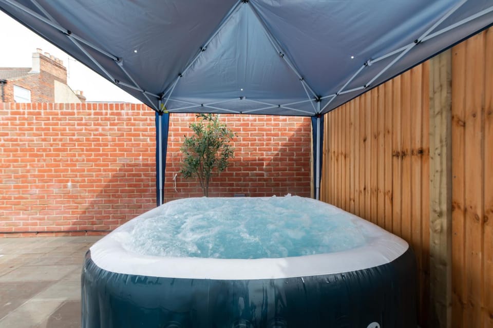 Open Mind Property- Stylish 5BR, Hot Tub & Parking House in Portsmouth