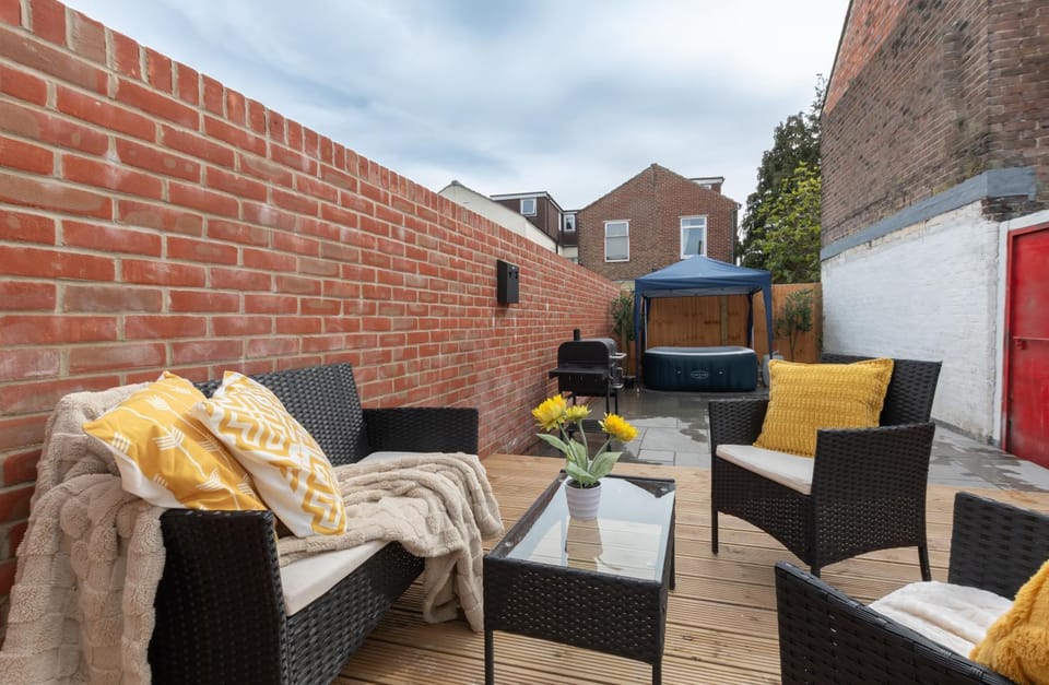 Open Mind Property- Stylish 5BR, Hot Tub & Parking House in Portsmouth