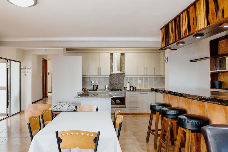 Kitchen or kitchenette, Seating area