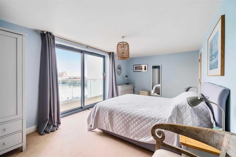 Luxury 3-Bedroom Apartment at West Bay harbour Apartment in Bridport Harbour