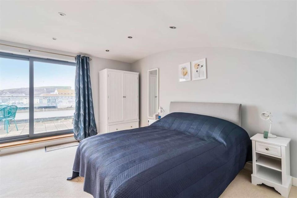 Luxury 3-Bedroom Apartment at West Bay harbour Apartment in Bridport Harbour