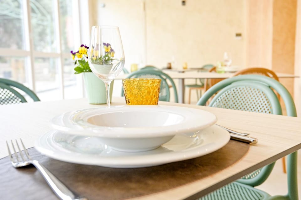 Restaurant/places to eat, Dining area