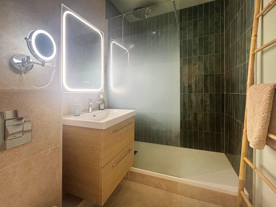 Shower, Bathroom, towels
