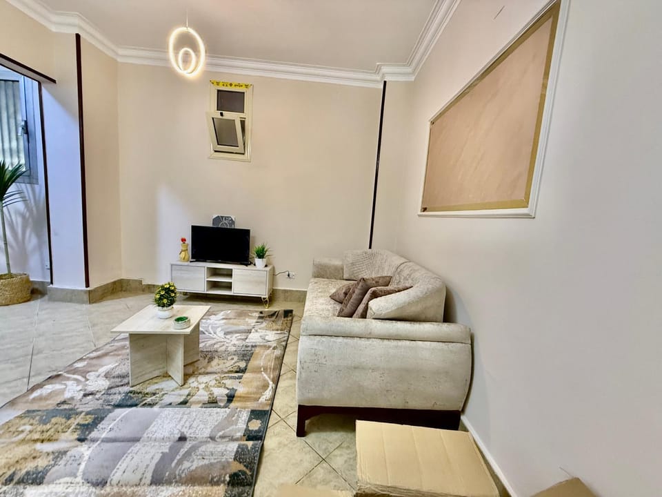 Bed, Living room, Photo of the whole room, Seating area, Bedroom