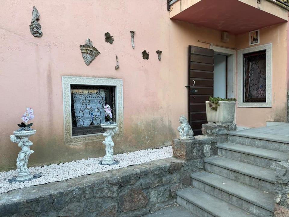Villa Norma near Lake Garda - Parking & Garden Villa in Lake Garda