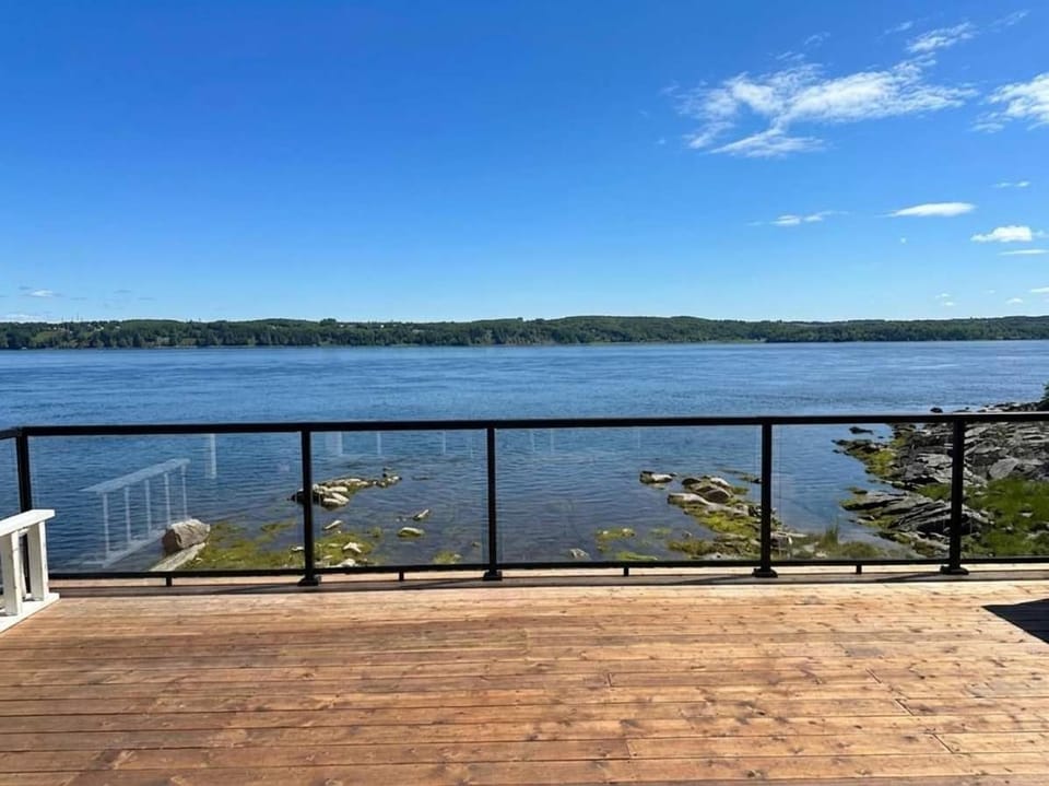 View Spa and St-Lawrence River - The DG Chalet Chalet in Quebec
