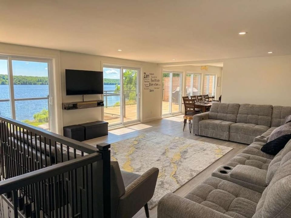 View Spa and St-Lawrence River - The DG Chalet Chalet in Quebec