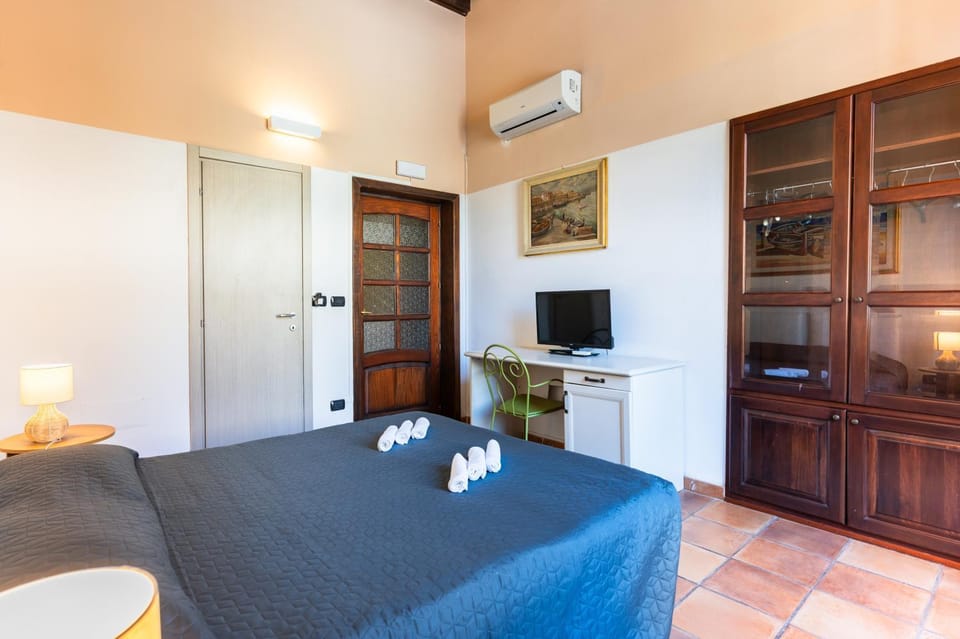 Bed, Photo of the whole room, Bedroom, wardrobe, air conditioner