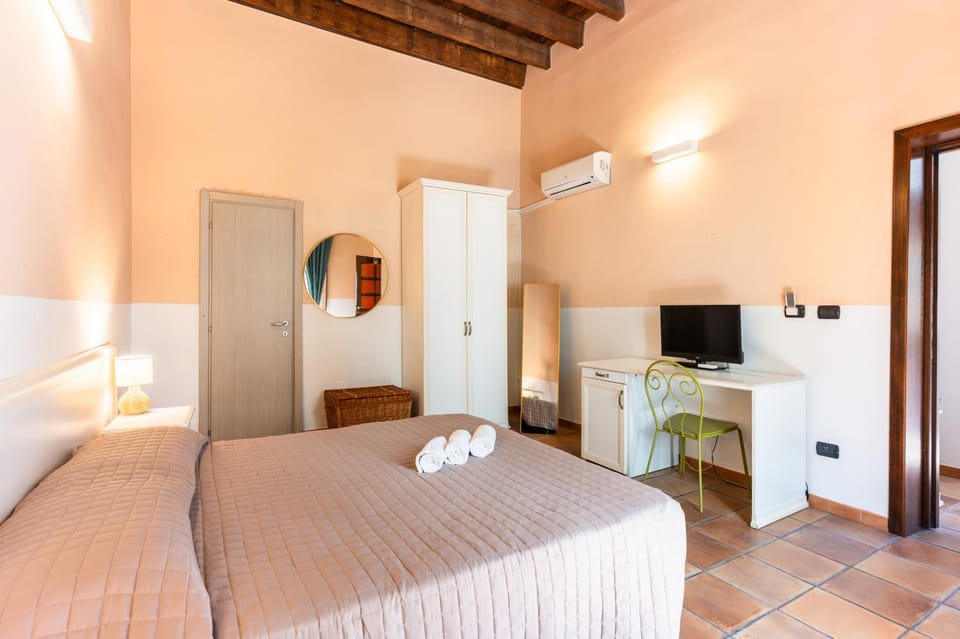 Bed, TV and multimedia, Photo of the whole room, Bedroom, wardrobe, air conditioner