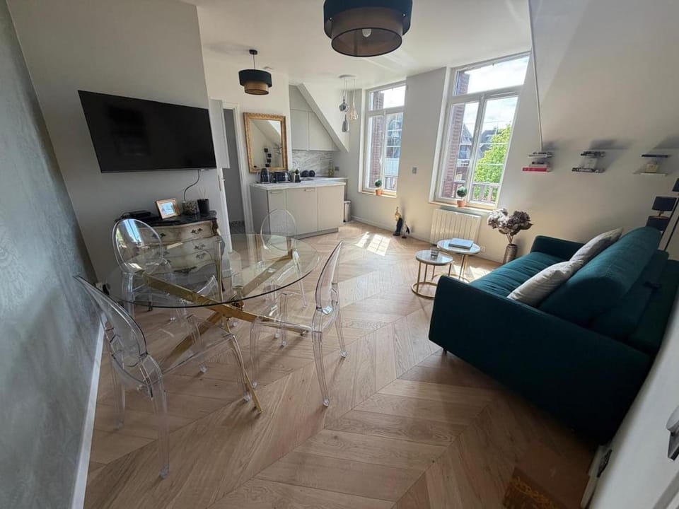 Appartement dans une Villa deauvillaise avec grand jardin, entièrement rénové, vue Hôtel Royal et vue mer, 4 couchages, 1 parking gratuit Apartment in Deauville