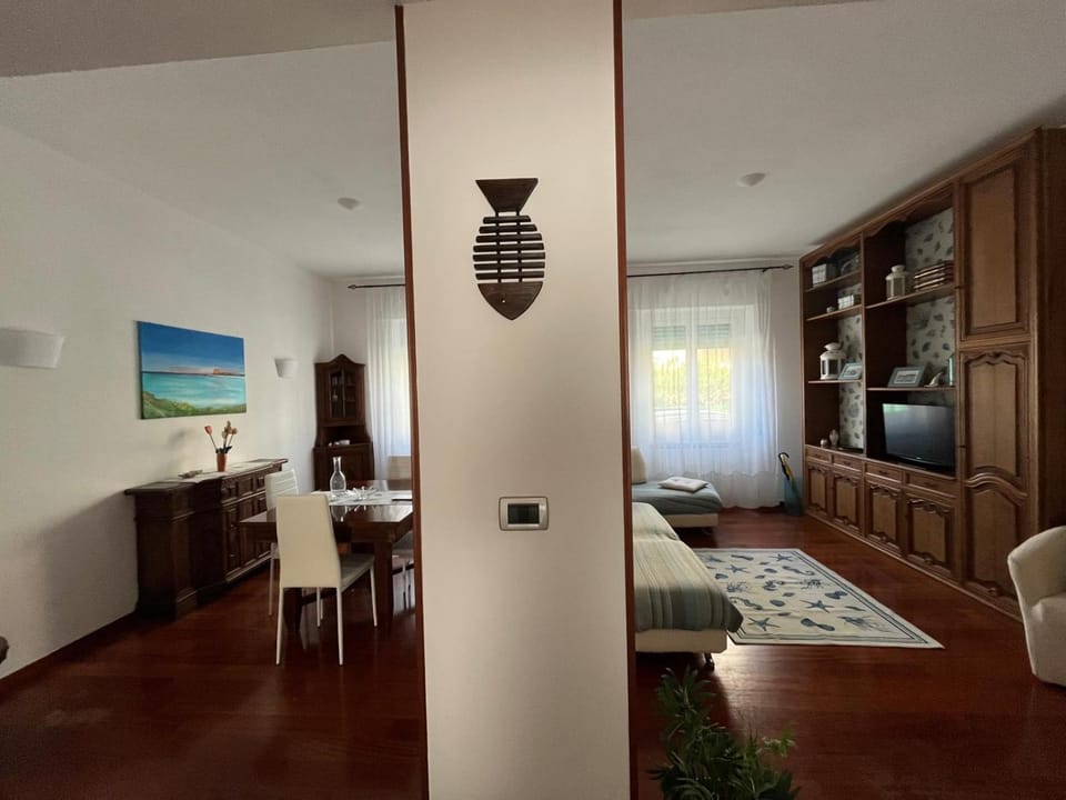 TV and multimedia, Living room, Seating area, Dining area