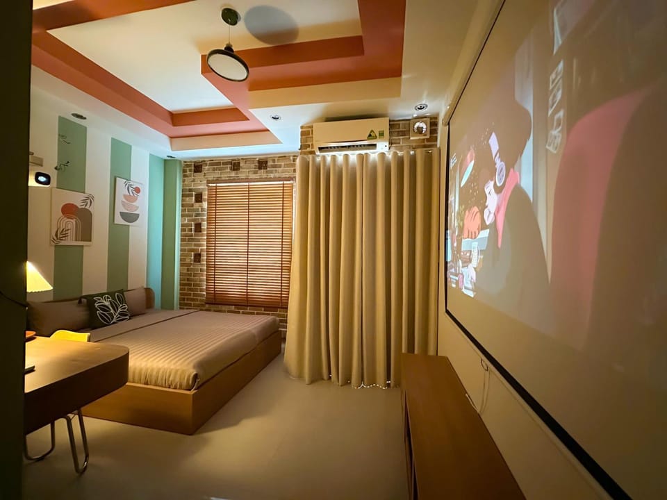 Communal lounge/ TV room, Bed, TV and multimedia, Living room, Photo of the whole room, Seating area, Evening entertainment, Bedroom, air conditioner