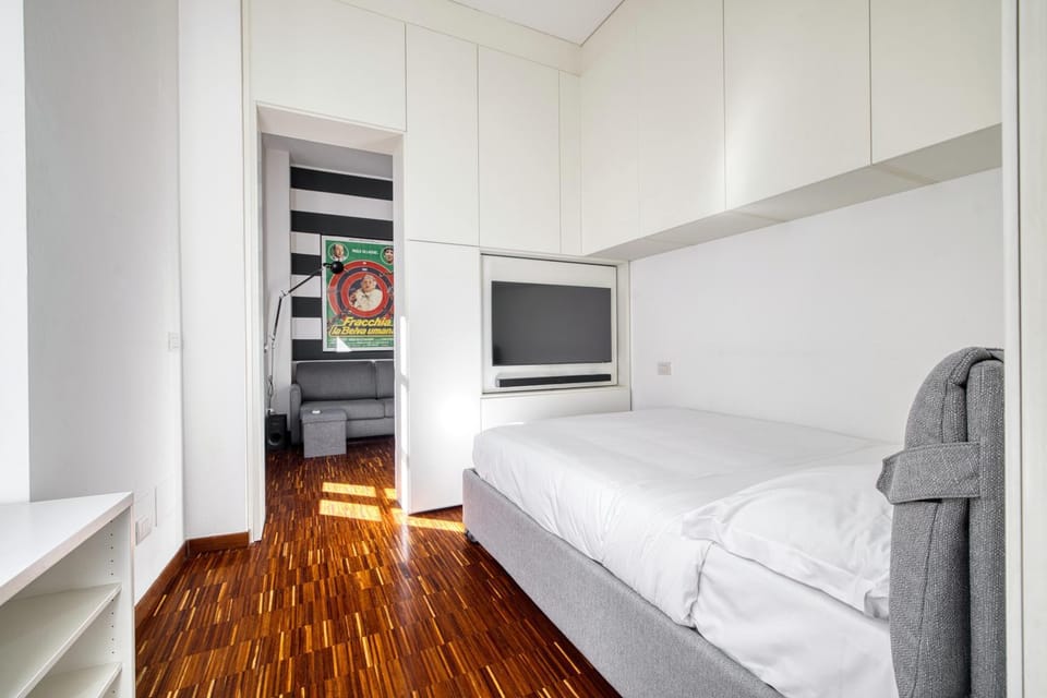 Bed, TV and multimedia, Photo of the whole room, Bedroom
